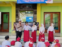 *Operasi Patuh Semeru 2025, Polres Mojokerto Edukasi Pelajar Tertib Lalin dan Berbagi Helm Gtatis