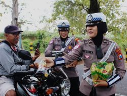 Polwan Polres Bondowoso Berbagi Minuman, Suasana Antrian BBM di SPBU Jadi Segar*