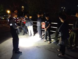 *Sat Samapta Polres Kediri Kota Gencarkan Patroli Jalan Kaki dan Edukasi Warga, Pentingnya Jaga Peninggalan Sejarah Jembatan Lama “Brug Over Den Brantas te Kediri*