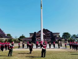 *Jelang HUT RI Ke-80, TNI-Polri Matangkan Latihan Pasukan Pengibar Bendera Pusaka Kabupaten Blitar*