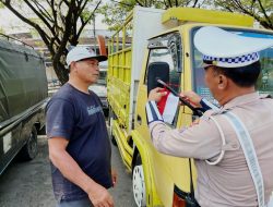 *Polres Pacitan Pupuk Jiwa Nasionalisme Jelang HUT ke-80 RI, Berbagi Ratusan Bendera Merah Putih*