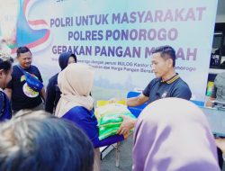 *Polres Ponorogo Gelar Pasar Murah, Sediakan 47 ton Beras Warga Sambut Antusias*