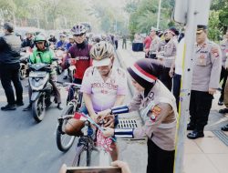 *Semarak Merah Putih Sambut HUT RI ke-80 Polisi Berbagi 3.600 Bendera dan 83 Helm di Surabaya