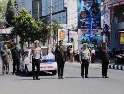 *Beberapa ruas jalan Kota Kediri mendadak hening tanpa suara bising kendaraan dalam memperingati Detik-Detik Proklamasi Kemerdekaan RI ke-80*