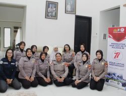 Polwan Polres Kediri Kota Gelar Anjangsana ke Personel yang Sakit dalam Rangka Hari Jadi ke-77*   Wujud Kepedulian, Polwan Serahkan Bantuan Sosial untuk Anggota