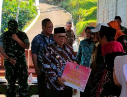 KUNJUNGAN BUPATI BLITAR DI DESA KRISIK KECAMATAN GANDUSARI DALAM RANGKA TINJAU LAPANGAN DAN PENYERAHAN BANTUAN