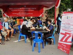*Polwan Polres Bojonegoro Gelar Bakti Kesehatan di CFD, Warga Antusias Serbu Layanan Gratis