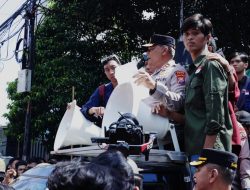 *Kapolda Jatim Temui Massa Unras Aliansi BEM Nusantara di Depan Mapolda Jawa Timur