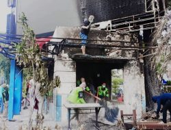 *Ojol & Warga Kompak Bersihkan Pos Polisi yang Dibakar Massa di Surabaya*