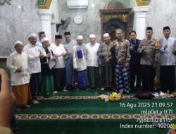 Ns. Darlin S.Kep, AM.Kep,M.Ners, Med. (Tengah mengenakan Batik) Ketua Panitia Pembangunan Renovasi Masjid Assa’Aadatul Ikhlasiyyah  BERAWAL SEDEKAH HAMBA ALLAH 10.00O MASJID SELESAI DI BANGUN