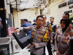 *Masa Aksi Demo Kembalikan Barang Hasil Jarahan ke Polres Kediri Kota*