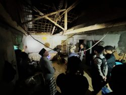 *Respon Cepat, Polres Kediri bersama Aparat Setempat Tinjau Rumah Warga Kepung yang Terdampak Puting Beliung*