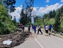 *Aksi Cepat Tanggap Polres Probolinggo Tangani Tanah Longsor di Jalur Bromo*