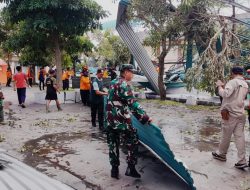 TNI – Polri Dan Warga Gelar Kerja Bakti Bersihkan Reruntuhan Atap Stadion Gelora Penataran Pasca Bencana