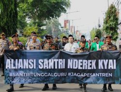 *Polres Kediri Kota Amankan Longmarch Damai Santri “Nderek Kyai” Berjalan aman dan Kondusif