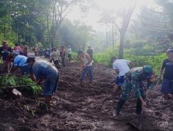 *Babinsa Koramil 0808/13 Doko Bersama Warga Gotong Royong Bersihkan Material Longsor di Desa Resapombo