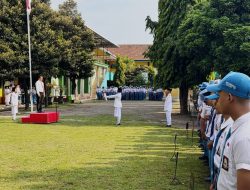*PJU Polres Kediri Kota Jadi Pembina Upacara di Sekolah, Tekankan Disiplin dan Tertib Bermedia Sosial