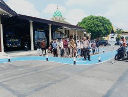 Satlantas Polres Kediri Menggelar Kegiatan ‘Polantas Menyapa” Di Area Satuan Penyelenggara Sim