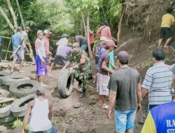 *Babinsa Koramil 0808/15 Gandusari Dampingi Warga Bangun Jembatan Gantung dari Bambu*