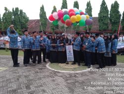 Siswa siswi mengikuti upacara ulang tahun SMP negeri 3 dengan tertib