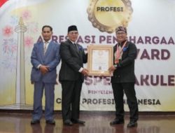 Piagam penghargaan di sampaikan unsur Ketua MUI, Drs KH Akmal Siddieq, S.Q. dan Sudrajat Ketua Umum Citra Profesi Indonesia  USTADZ ARY ZOLLA : “BERBUAT BAIK SETIAP SAAT DAN BERMANFAAT UNTUK ORANG BANYAK