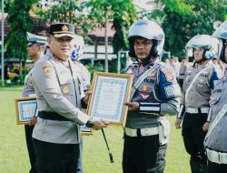 Kapolres Jombang Berikan Penghargaan kepada 12 Anggota Berprestasi*
