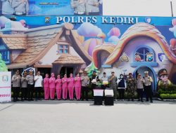*Beri Dukungan, Kapolres Kediri Bagikan Bingkisan Kepada Petugas Jaga Pospam Nataru*