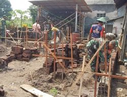 *Wujud Manunggal Dengan Rakyat, Babinsa Desa Pikatan Bantu Bangun Rumah Warga Binaannya