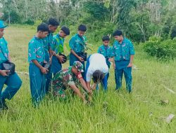 *Babinsa Ngeni Bersama Siswa SMPN 2 Wonotirto Tanam Bibit Trembesi Mendukung Program Bersatu Dengan Alam*