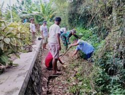 *Cegah Longsor, Babinsa Garum Bersama Warga Tanam Pohon Keras Di Lingkungan Magersari