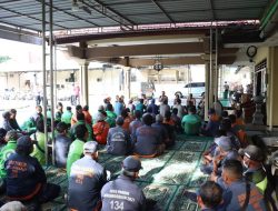 *Polisi Peduli : Kapolres Mojokerto Kota Silaturahmi Salurkan Bantuan Sosial untuk Ojol dan Tukang Becak