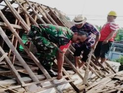 *Babinsa Bendogrit Bantu Perbaikan Atap Rumah Warga Ibu Djumiati