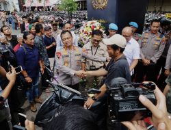 *Bazar Ranmor Polrestabes Surabaya Bikin Senyum Sumringah Korban Curanmor*