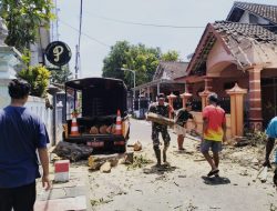 *Babinsa Karangtengah, Sigap Bantu Evakuasi Rumah Warga Tertimpa Pohon Tumbang Akibat Angin Kencang