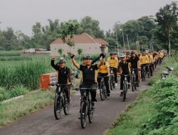 *Keliling Kampung Bersepeda Kapolres Kediri Ajak Warga Jaga Lingkungan
