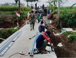 *Sinergi Kodim 0808/Blitar Dan Warga, Bangun Jembatan Perintis Garuda Bendosewu Segera Rampung*