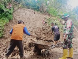 *Talut Jalan Di Desa Semen Longsor Akibat Hujan Deras, Babinsa Dan Warga Gerak Cepat Kerja Bakti
