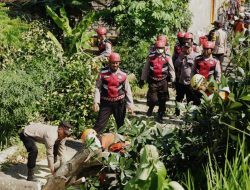 *Tanggap Bencana, Polres Tuban Tangani Dampak Angin Puting Beliung