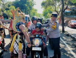 *Unik..! Polres Blitar Kota Terjunkan Gatotkaca dan Werkudara Sosialisasikan Ops Keselamatan Semeru 2026