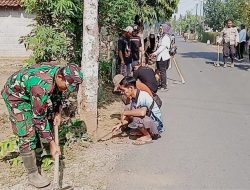 Wujudkan Lingkungan Asri, Babinsa Pakunden Ajak Warga Gotong Royong Dalam Jumat Bersih