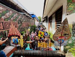*Lewat Pertunjukkan Wayang Kardus, Kapolsek Kediri Kota Ajak Anak-Anak Tertib Berlalu Lintas