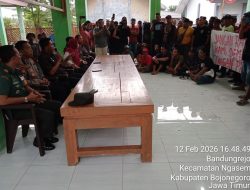 Warga bandungrejo duduki baldes sampai saat ini