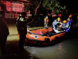 *Polres Jember Evakuasi Korban Banjir di Rambipuji Pastikan Bantuan Tersalurkan*
