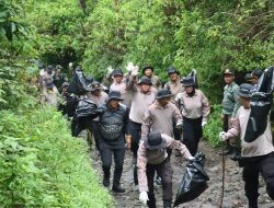 *Gerakan Indonesia ASRI : Polres Magetan Gelar Korve di Jalur Pendakian Gunung Lawu