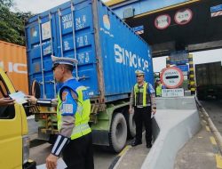 *Ditlantas Polda Jatim Tertibkan Penggunaan Lajur Jalan Tol