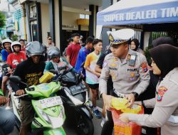 Polres Kediri Bagikan Takjil Gratis kepada Masyarakat di Depan Mako Polres Kediri