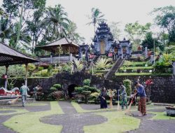 Wujud Toleransi, Satgas TMMD Ke 127 Kodim 0808/Blitar Bersihkan Pura Agung Arga Sonya*