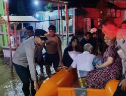 *Gerak Cepat Polres Probolinggo Bantu Evakuasi Warga Terdampak Banjir