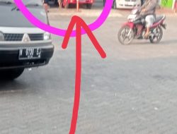 Diduga “Ngangsu Solar”, Truk Merah Bebas isi Penuh di SPBU Sentul Purwodadi