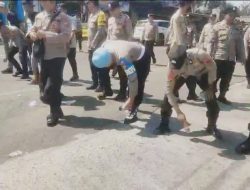 *Salut, Personel Polres Blitar Bersihkan Sampah Usai Layanan Pengamanan Aksi Unjuk Rasa*